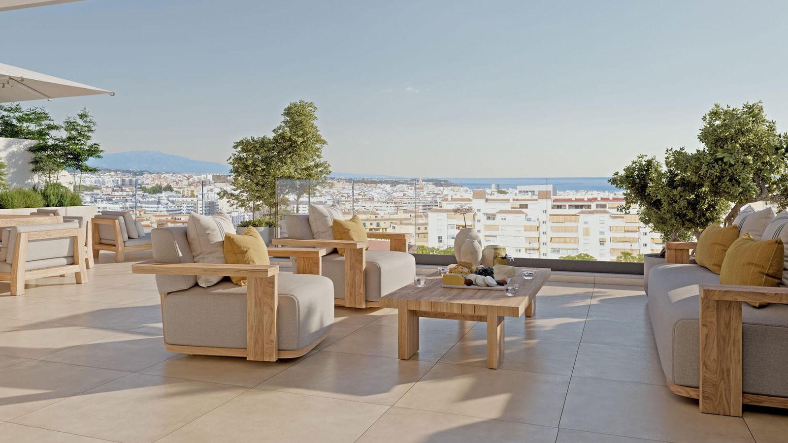 Luxe terras met uitzicht op stad en zee.